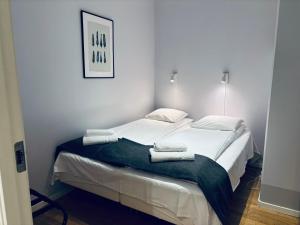 une chambre avec un lit avec deux serviettes dessus dans l'établissement Bergen Centrum Modern Apartment, à Bergen