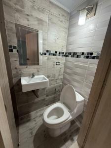 un baño con inodoro y lavabo en Hermosa casa en Montebonito, Dosquebradas, en Dosquebradas 9 fotos más
