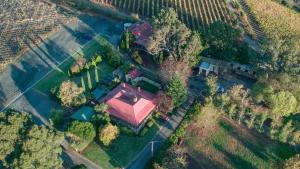 une vue aérienne d'un domaine avec une maison dans l'établissement Vineyard Cottage BnB, à Gumeracha 13 autres photos