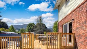 Cảnh núi rừng hoặc tầm nhìn ra núi từ nhà nghỉ dưỡng