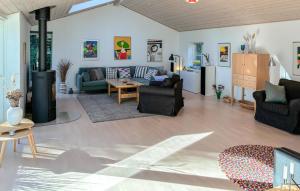 Munkerupにある3 Bedroom Amazing Home In Gillelejeのソファと暖炉のあるリビングルーム