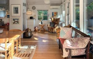 Munkerupにある3 Bedroom Amazing Home In Gillelejeのテーブルと椅子のあるリビングルーム