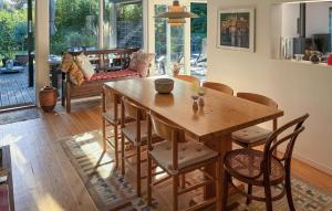 Munkerupにある3 Bedroom Amazing Home In Gillelejeの木製のテーブルと椅子のあるダイニングルーム