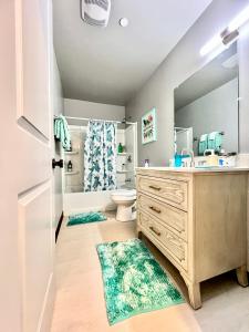 un baño con lavabo e inodoro en South west, en Seattle