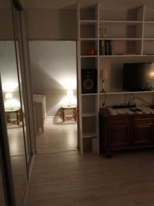 una camera con corridoio, TV e tavolo di Mieszkanie dla firm a Gorzów Wielkopolski