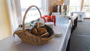 un panier de pain assis au-dessus d'une table dans l'établissement Densaulyq Resort & Wellness - Almaty Region, à Taūtürgen