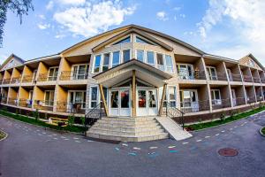 Un grand bâtiment avec des escaliers se trouve juste devant. dans l'établissement Densaulyq Resort & Wellness - Almaty Region, à Taūtürgen