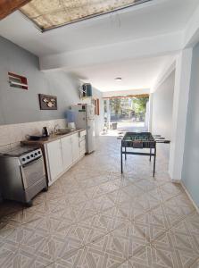 a kitchen with a table in the middle of it at Hostel de Niko Bombinhas in Bombinhas