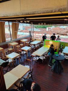 un gruppo di persone sedute ai tavoli di un ristorante di Hotel Vinahel a San Cristóbal de Las Casas Altre 16 foto