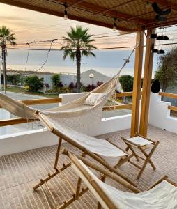 a hammock on a balcony with a view of the ocean at Moderno Dpto vista al mar, piscina in Santa Elena