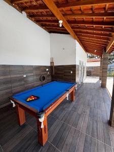 a pool table in a room with a wooden ceiling at Sítio com 2 Piscinas em Arujá in Arujá +37 photos