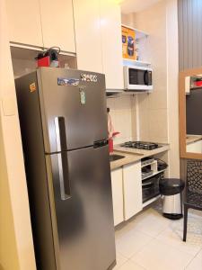 una nevera de acero inoxidable en una pequeña cocina en Pé na Areia Copacabana, en Río de Janeiro