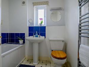 Et badeværelse på 3 Bed in West Bay DC024 + 14 billeder