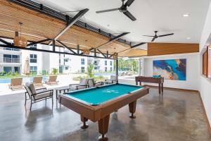La pileta dentro o cerca de Contemporary Viva Jaco Residences Suite with Pool