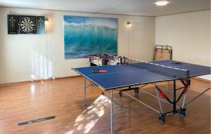 Stolní tenis v ubytování 4 Bedroom Amazing Home In Farsø nebo okolí