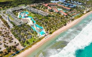 eine Luftaufnahme eines Resorts am Strand in der Unterkunft Lindo 2Qts Beira Mar - Beach Classe Muro Alto 6207 - Porto de Galinhas - By Anfitrião Legal in Porto De Galinhas