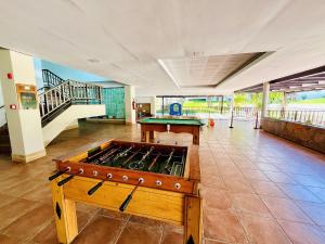 ein Zimmer mit einer Tischtennisplatte in der Mitte in der Unterkunft Lindo 2Qts Beira Mar - Beach Classe Muro Alto 6207 - Porto de Galinhas - By Anfitrião Legal in Porto De Galinhas