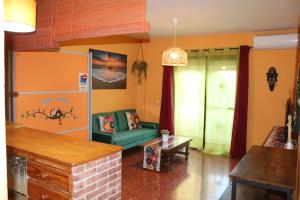 una sala de estar con un sofá y una mesa en Apartamento La Venencia, en Jerez de la Frontera