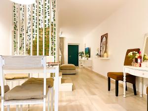 un soggiorno con letto a castello e scrivania di Entire 2 Bedroom Family Friendly House in Belem Lisbon 3 to 5 Guests a Lisbona