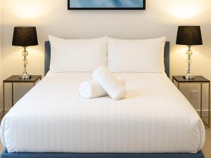 En eller flere senge i et værelse på Beachside 2-Bed Flat in Brighton