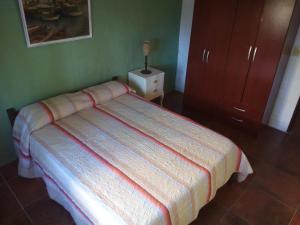 a bedroom with a bed in a green room at PORTOFINO Piriapolis in Piriápolis