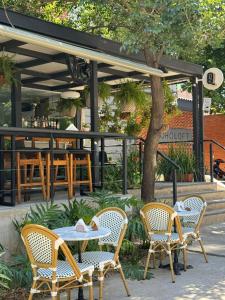 un groupe de chaises et de tables devant un restaurant dans l'établissement Studio apartment with balcony in the heart of Asunción, à Asuncion 17 autres photos