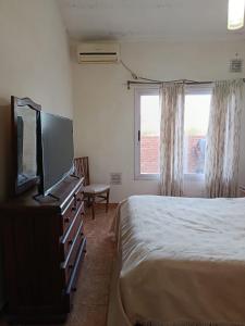 En eller flere senge i et værelse på Departamento Barrio Escuela