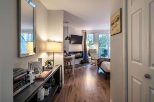 Studio Woodland by Gestion ELITE في مونت تريمبلانت: غرفة معيشة مع سرير ومكتب في غرفة +11 صورة