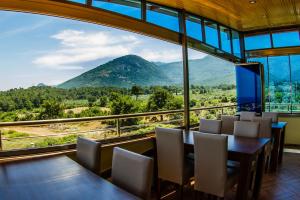 een eetkamer met een tafel en stoelen en een groot raam bij Misa Pension Apart in Guzelcamlı