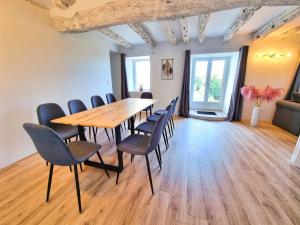 Un comedor con mesa y sillas de madera. en Le Cottage 10 personnes, en Aguts 24 fotos más