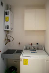 SandovalesDepa Beara 107 nuevo moderno的厨房配有炉灶和白色橱柜。 更多20张照片