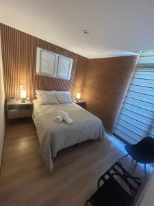 SandovalesDepa Beara 107 nuevo moderno的卧室里有一张床，床上有一条毛巾