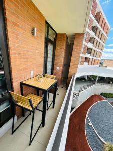 SandovalesDepa Beara 107 nuevo moderno的大楼内带桌椅的天井