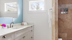 Ένα μπάνιο στο Haven Grove Beach Bungalow w Hot Tub Game Room Blocks from the Water +20 φωτογραφίες