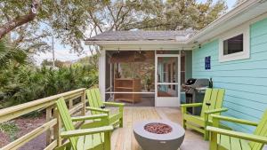 Μπαλκόνι ή βεράντα στο Haven Grove Beach Bungalow w Hot Tub Game Room Blocks from the Water