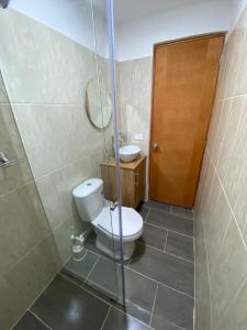 Ένα μπάνιο στο Casa moderna en el centro Carmen V WI-FI +30 φωτογραφίες