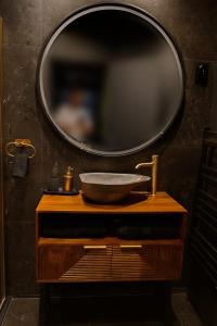 un baño con lavabo y espejo en BlackLove room, en La Ciotat