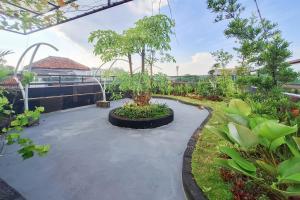Κήπος έξω από το RedDoorz Syariah at Boemi 2 Guesthouse Tasikmalaya