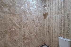 Ένα μπάνιο στο RedDoorz Syariah at Boemi 2 Guesthouse Tasikmalaya +15 φωτογραφίες