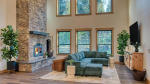 Posezení v ubytování Spring River Retreat Waterfront Luxury w Hot Tub Game Room Near Bend