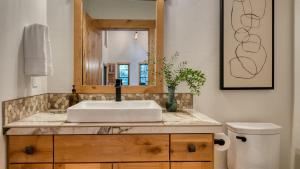 Koupelna v ubytování Spring River Retreat Waterfront Luxury w Hot Tub Game Room Near Bend + 31 fotografií