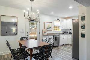 Η κουζίνα ή μικρή κουζίνα στο The Clover Cottage in Normaltown
