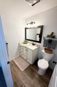 Un baño con inodoro, lavabo y espejo. en Eagles Roost Haven - Cozy Ski View Condo, en Brian Head 35 fotos más