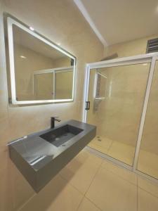 Koupelna v ubytování Grand Luxury Apartment Abidjan