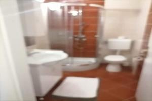 Ένα μπάνιο στο Apartments Libertas - One Bedroom Apartment with Terrace and Sea View - 5