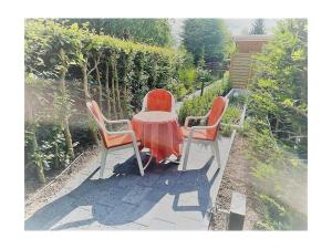two chairs and a table in a garden at Hiltrup Stübchen in Amelsbüren