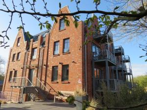 万根沃格Captain's House No 6的带阳台的大型红砖建筑