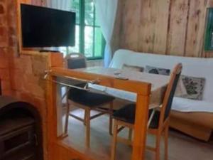 TV/trung tâm giải trí tại Holiday Home Green Side Cottage - Two Bedroom Holiday Home