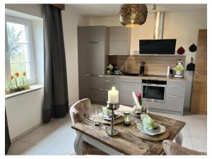 ボレンドルフにあるOne-bedroom apartmentのキッチン(キャンドル付きテーブル付)