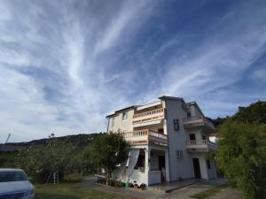 Το κτήριο όπου στεγάζεται  το διαμέρισμα